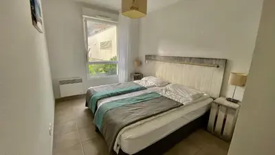 Un ou plusieurs lits dans un hébergement de l'établissement T2 avec piscine en résidence 4 étoiles