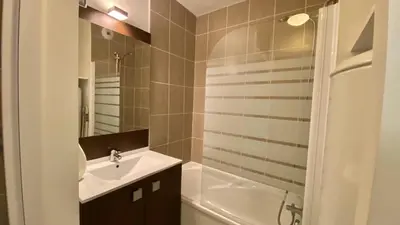 Salle de bains dans l'établissement T2 avec piscine en résidence 4 étoiles
