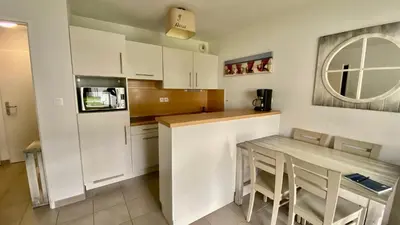 Cuisine ou kitchenette dans l'établissement T2 avec piscine en résidence 4 étoiles