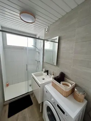 Salle de bains dans l'établissement Charmant T2 avec grande terrasse à proximité immédiate du centre ville