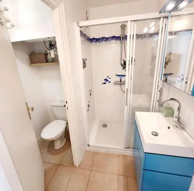 Salle de bains dans l'établissement Studio les pieds dans l'eau et Parking