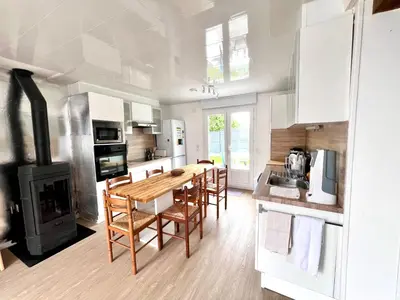 Cuisine ou kitchenette dans l'établissement Très belle Maison Familiale Kernizan à 800m de la plage