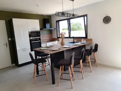 Cuisine ou kitchenette dans l'établissement Maison neuve très proche de la mer