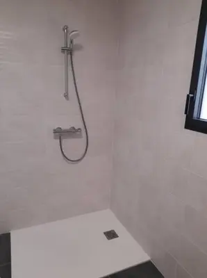 Salle de bains dans l'établissement Maison neuve très proche de la mer