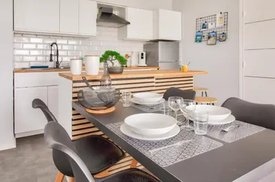 Cuisine ou kitchenette dans l'établissement Vue mer - À 160m de la plage - Appartement pour 4