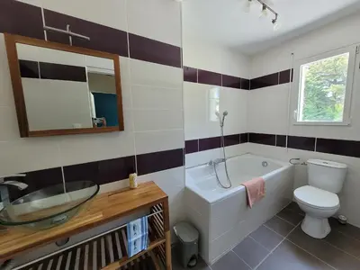Salle de bains dans l'établissement Maison récente à côté du Casino et de la baie du Kernic