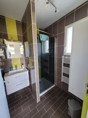 Salle de bains dans l'établissement Maison récente à côté du Casino et de la baie du Kernic