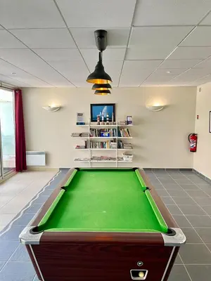 Billard dans l'établissement Appartement Cosy, terrasse vu mer, piscine, Sauna - WarmHouse