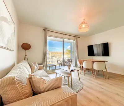 Télévision ou salle de divertissement dans l'établissement Appartement Cosy, terrasse vu mer, piscine, Sauna - WarmHouse