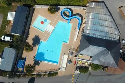 Piscine de l'établissement ZEcamping 4 animaux acceptés et piscine couverte ou située à proximité