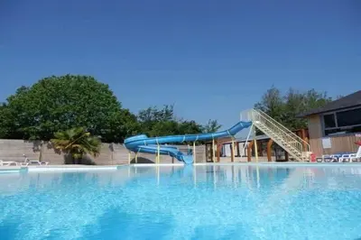 Piscine de l'établissement ZEcamping 4 animaux acceptés et piscine couverte ou située à proximité