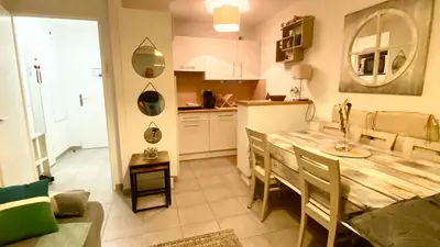 Cuisine ou kitchenette dans l'établissement La Riviera à 50m de la plage