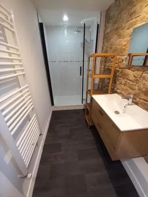 Salle de bains dans l'établissement Odet, maison avec grande terrasse