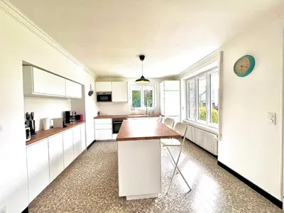 Cuisine ou kitchenette dans l'établissement Sublime maison familiale refaite à neuf Quartier très calme verdoyant