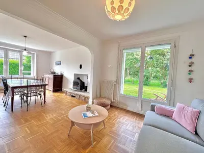 Télévision ou salle de divertissement dans l'établissement Sublime maison familiale refaite à neuf Quartier très calme verdoyant