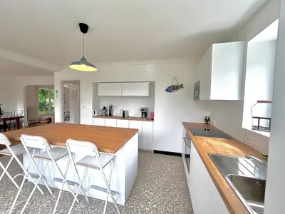 Cuisine ou kitchenette dans l'établissement Sublime maison familiale refaite à neuf Quartier très calme verdoyant