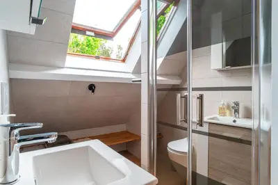 Salle de bains dans l'établissement La Timonerie - Appt climatisé à Bénodet