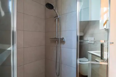 Salle de bains dans l'établissement La Timonerie - Appt climatisé à Bénodet