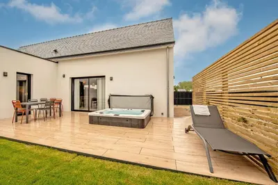 Piscine de l'établissement Maison Simone - Belle Maison pour 6 avec Jacuzzi ou située à proximité