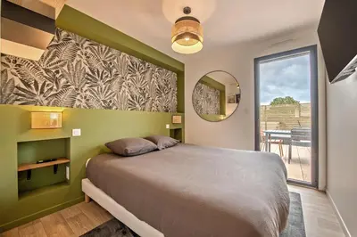 Un ou plusieurs lits dans un hébergement de l'établissement Maison Simone - Belle Maison pour 6 avec Jacuzzi