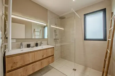 Salle de bains dans l'établissement Maison Simone - Belle Maison pour 6 avec Jacuzzi