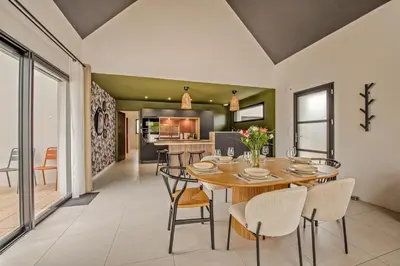 Cuisine ou kitchenette dans l'établissement Maison Simone - Belle Maison pour 6 avec Jacuzzi