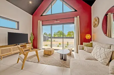 Télévision ou salle de divertissement dans l'établissement Maison Simone - Belle Maison pour 6 avec Jacuzzi