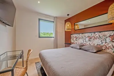 Un ou plusieurs lits dans un hébergement de l'établissement Maison Simone - Belle Maison pour 6 avec Jacuzzi