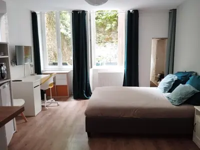 Un ou plusieurs lits dans un hébergement de l'établissement Studio sur cour, Centre-ville