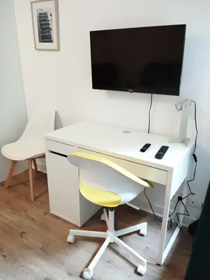 Télévision ou salle de divertissement dans l'établissement Studio sur cour, Centre-ville