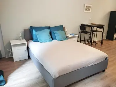 Un ou plusieurs lits dans un hébergement de l'établissement Studio sur cour, Centre-ville
