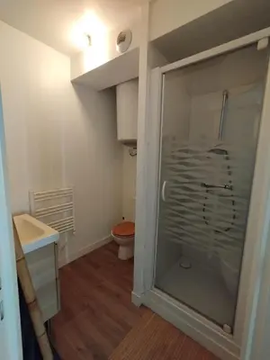 Salle de bains dans l'établissement Studio sur cour, Centre-ville