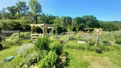 Jardin de l'établissement Tente insolite en pleine nature