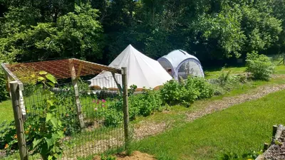 Jardin de l'établissement Tente insolite en pleine nature