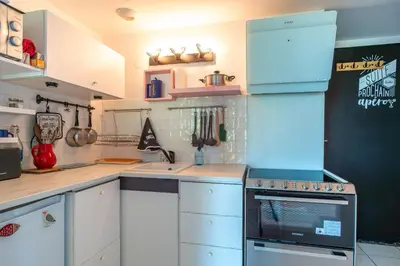 Cuisine ou kitchenette dans l'établissement Appartement au Château de Locqueran - Mer