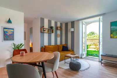 Coin salon dans l'établissement Appartement au Château de Locqueran - Mer