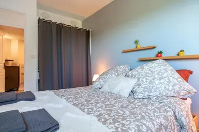 Un ou plusieurs lits dans un hébergement de l'établissement Appartement au Château de Locqueran - Mer