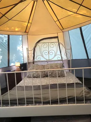 Un ou plusieurs lits dans un hébergement de l'établissement Camping Au Lac Du Drennec Glamping Tent