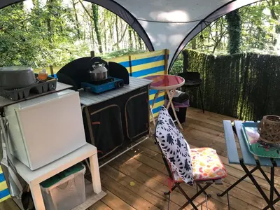 Cuisine ou kitchenette dans l'établissement Camping Au Lac Du Drennec Glamping Tent