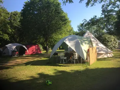 Jardin de l'établissement Camping Au Lac Du Drennec Glamping Tent