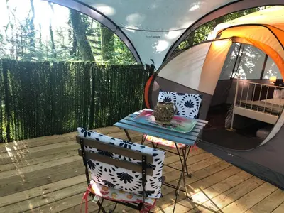 Coin salon dans l'établissement Camping Au Lac Du Drennec Glamping Tent