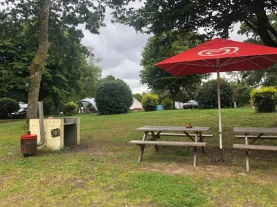 Jardin de l'établissement Camping Au Lac Du Drennec Glamping Tent