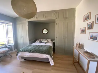 Un ou plusieurs lits dans un hébergement de l'établissement Ker Mic Maison familiale rénovée 10 personnes 5 mn Plage et Centre Ville à pied