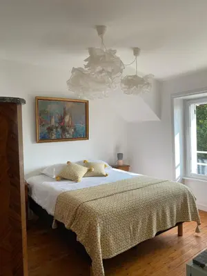 Un ou plusieurs lits dans un hébergement de l'établissement Ker Mic Maison familiale rénovée 10 personnes 5 mn Plage et Centre Ville à pied