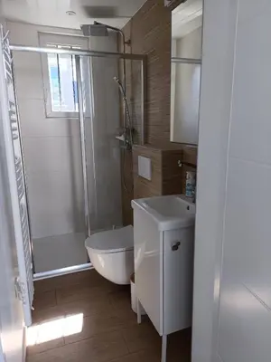 Salle de bains dans l'établissement Ker Mic Maison familiale rénovée 10 personnes 5 mn Plage et Centre Ville à pied