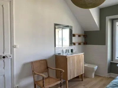 Salle de bains dans l'établissement Ker Mic Maison familiale rénovée 10 personnes 5 mn Plage et Centre Ville à pied