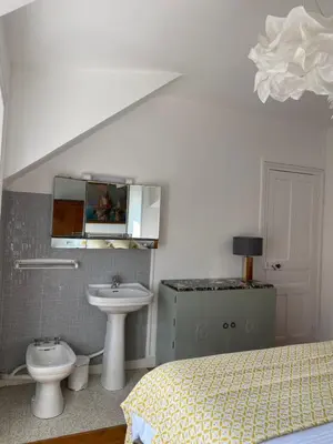 Salle de bains dans l'établissement Ker Mic Maison familiale rénovée 10 personnes 5 mn Plage et Centre Ville à pied