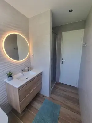 Salle de bains dans l'établissement Maison familiale - 10pers - 3 étoiles - lumineuse et cosy - draps et serviettes inclus - parking - La Torche 9 min