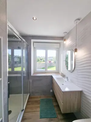 Salle de bains dans l'établissement Maison familiale - 10pers - 3 étoiles - lumineuse et cosy - draps et serviettes inclus - parking - La Torche 9 min