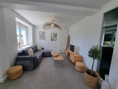 Coin salon dans l'établissement Maison familiale - 10pers - 3 étoiles - lumineuse et cosy - draps et serviettes inclus - parking - La Torche 9 min